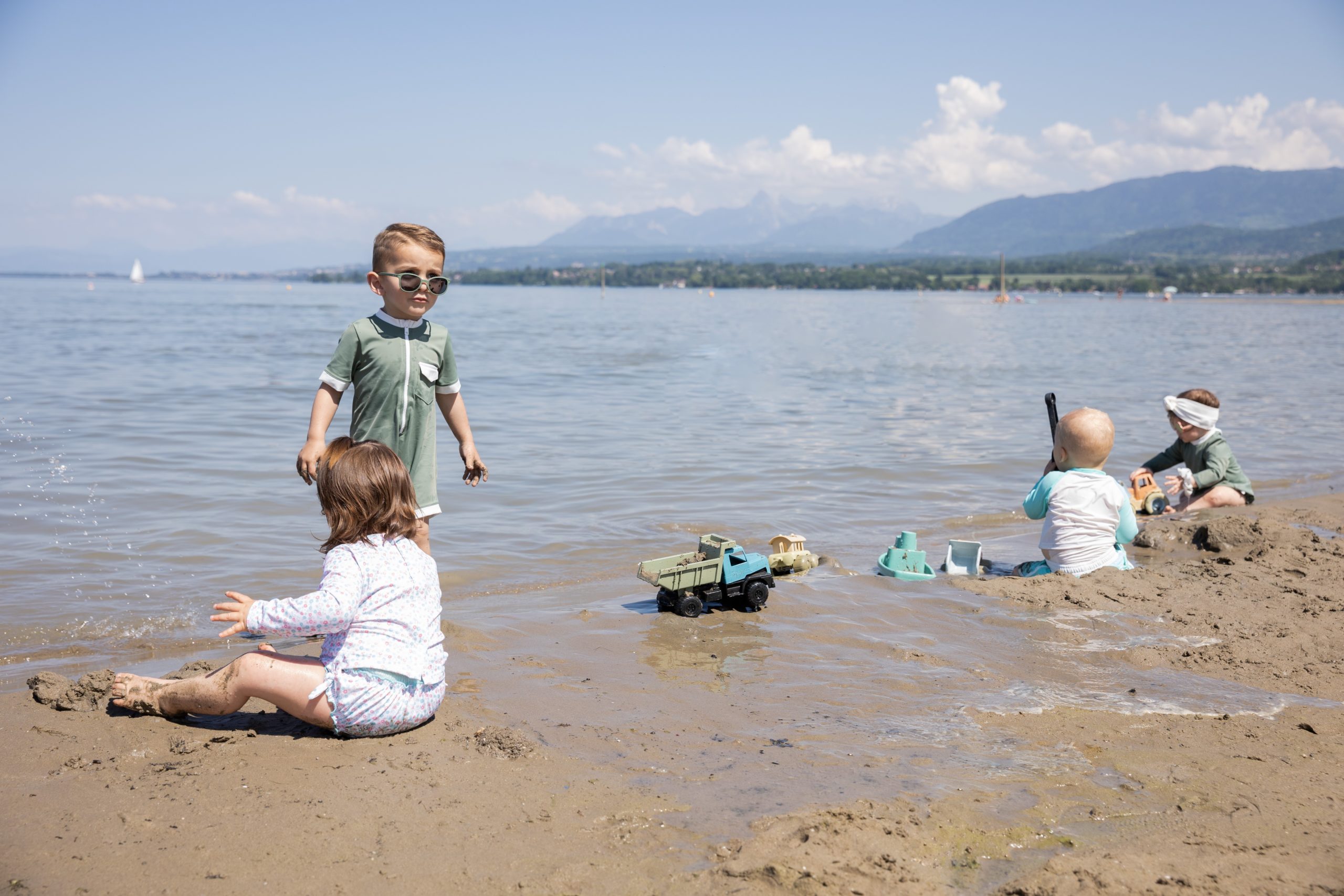 Zoom sur Drôles de Marmots : La nouvelle marque de maillots de bain pour bébés engagée du lac Léman.