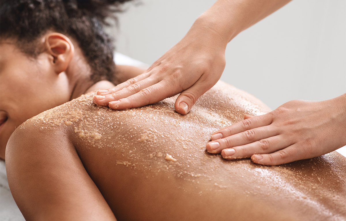 Gommage de la peau : ces deux techniques révolutionnaires à petit prix vont vous changer la vie !