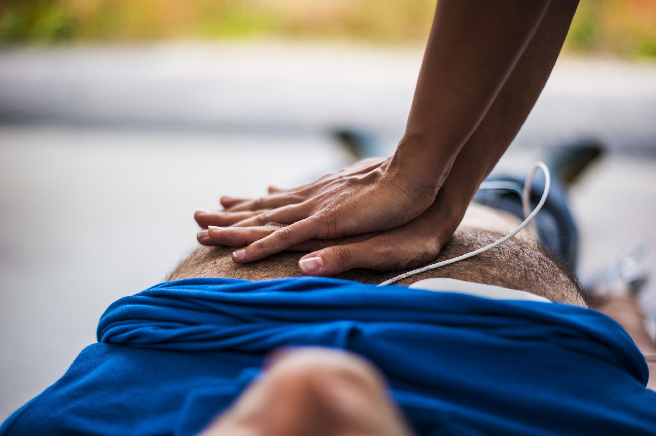 Trois actions immédiates pour aider une personne victime d’un arrêt cardiaque.