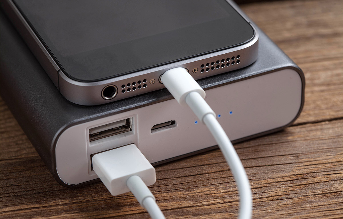 L’astuce pour charger la batterie du téléphone sans utiliser de prise de courant, c’est pratique et utile