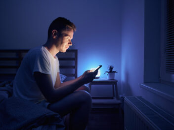 Pourquoi faut-il éviter de laisser son Smartphone sur la table de chevet lorsqu’on dort ?