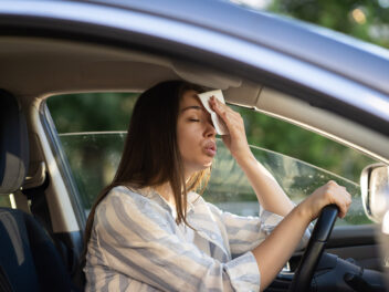 Si la température de votre voiture est anormalement élevée, c’est l’astuce incontournable pour la refroidir sans utiliser la climatisation.