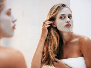 Pour fabriquer un masque facial au bicarbonate de soude et à l’eau, suivez ce processus.