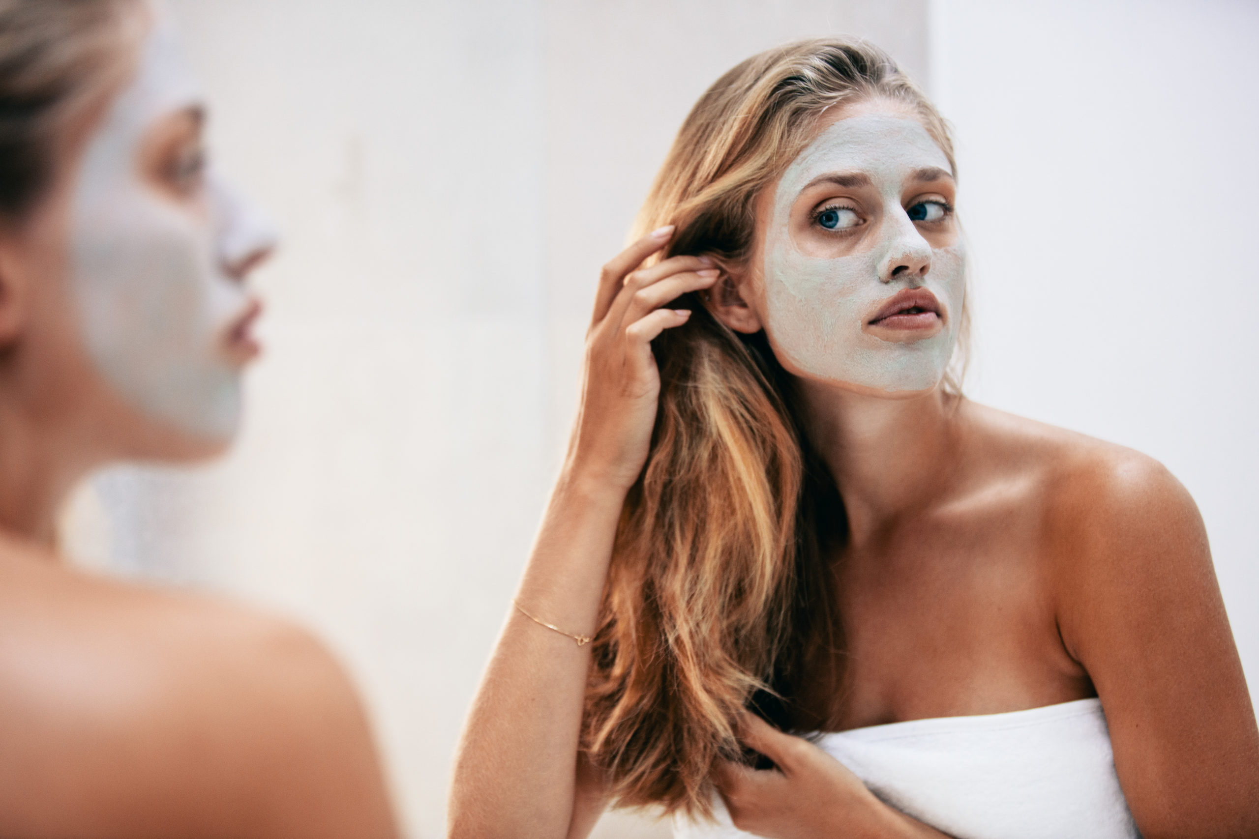 Pour fabriquer un masque facial au bicarbonate de soude et à l’eau, suivez ce processus.