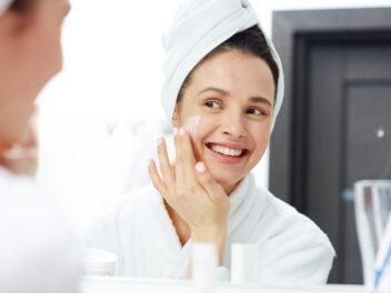 Cette erreur que nous commettons tous lors de l’utilisation de nos lotions (ce qui limite leur efficacité).
