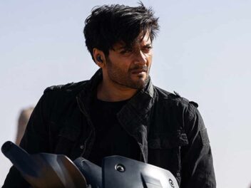 Ali Fazal revient sur le tournage de sa scène d’entrée dans le film « Kandahar » : « Ce fut l’un des tournages les plus difficiles auxquels j’ai participé ».